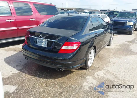 2010 Mercedes-Benz C 300 Luxury/Sport z USA, uszkodzony, nr VIN WDDGF5EB7AF387168